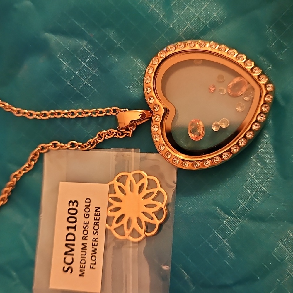 RG Heart Locket  Neclace W/flower Screen NEW